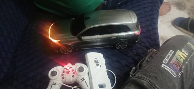 Suv model car features and horn music lights indicators