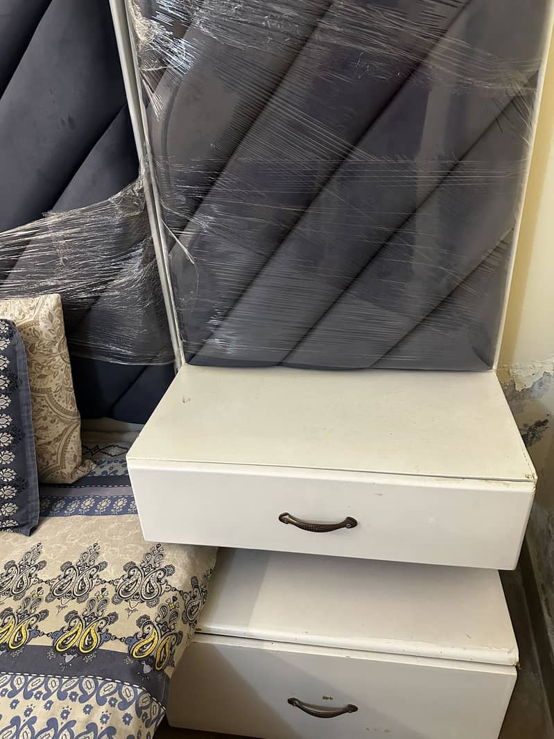 Bed set with 2 side tables 2