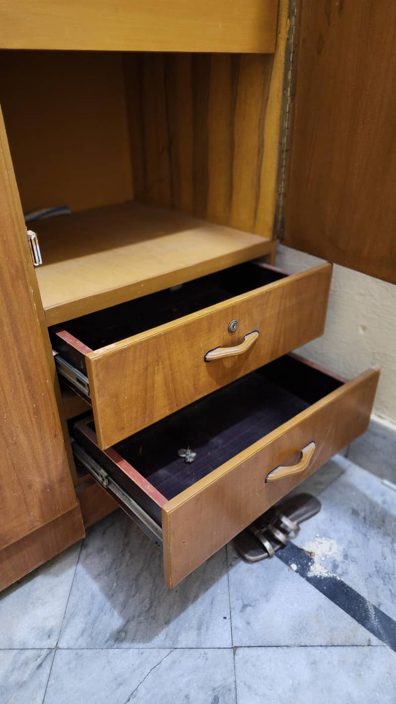 Almari and Dressing Table 3