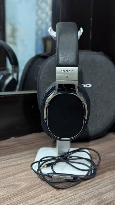Oppo PM-3,  Sennheiser HD599SE,  B&W P5 Series 2 Headphones