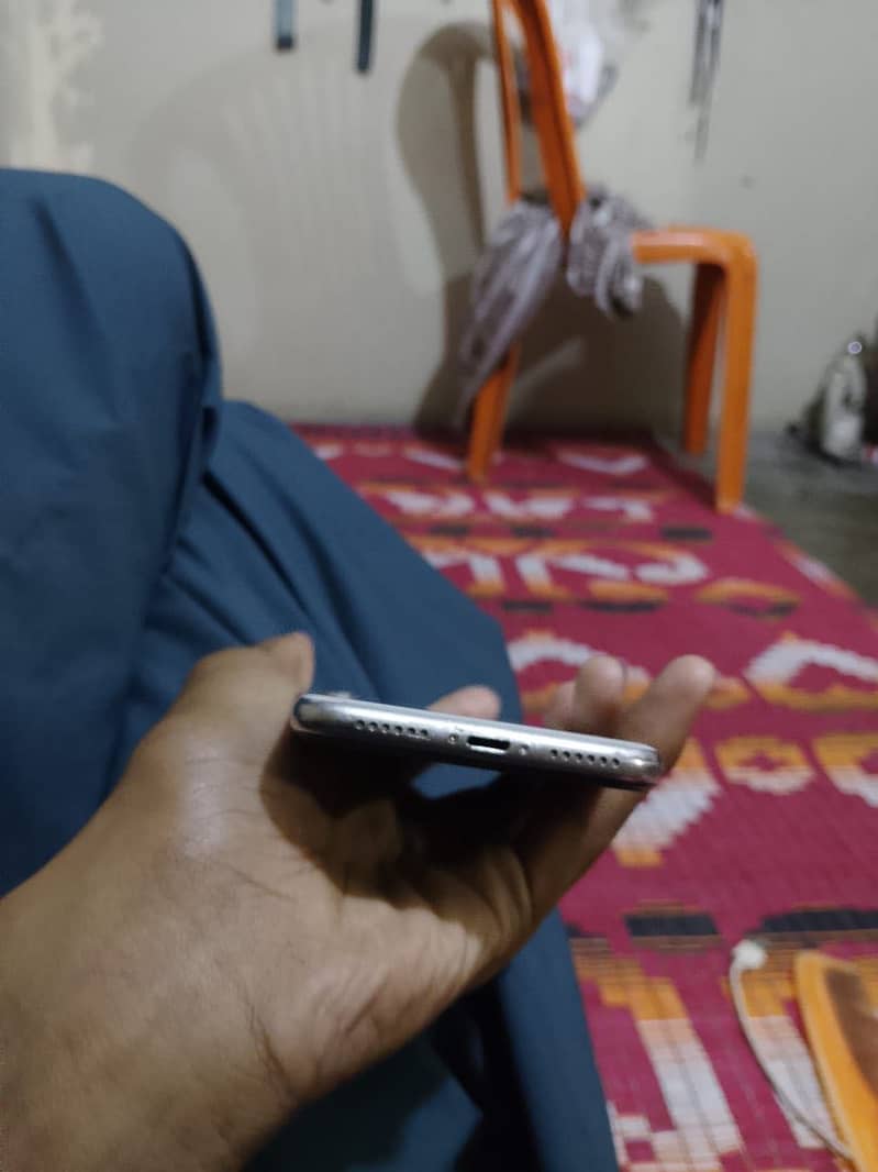 iPhone X 4