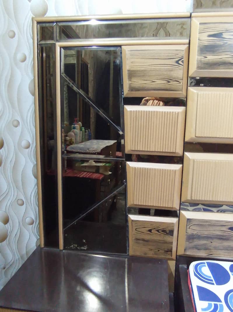 bed dresing & side table 7