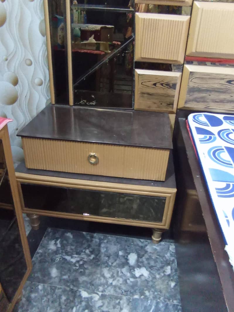 bed dresing & side table 8