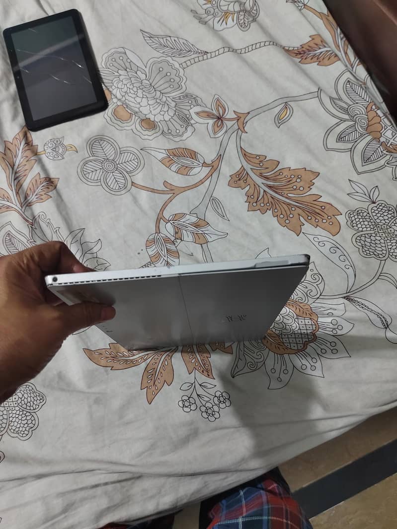 surface pro 5  tablet 4