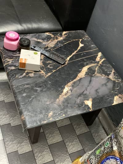Bhai jaan table per koi scratch Nahi Hai condition 10%10