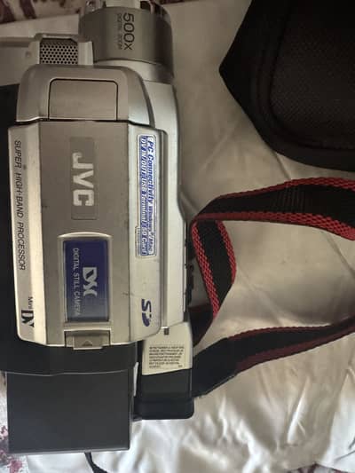JVC VIDEO CAMERA WITH CHARGER AND CARRY POUCH