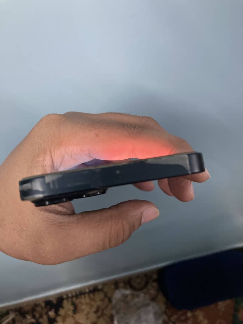 iPhone 13 4