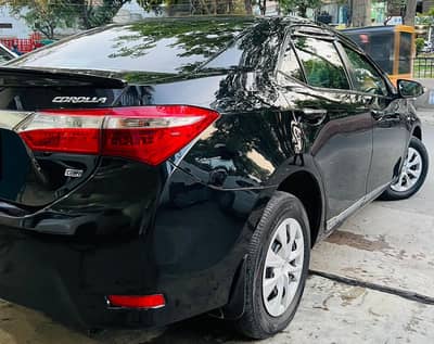 Toyota Corolla Gli Auto 2017 2 piece touching.