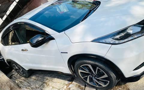 Honda Vezel 2016 RS 4.5 graded car.