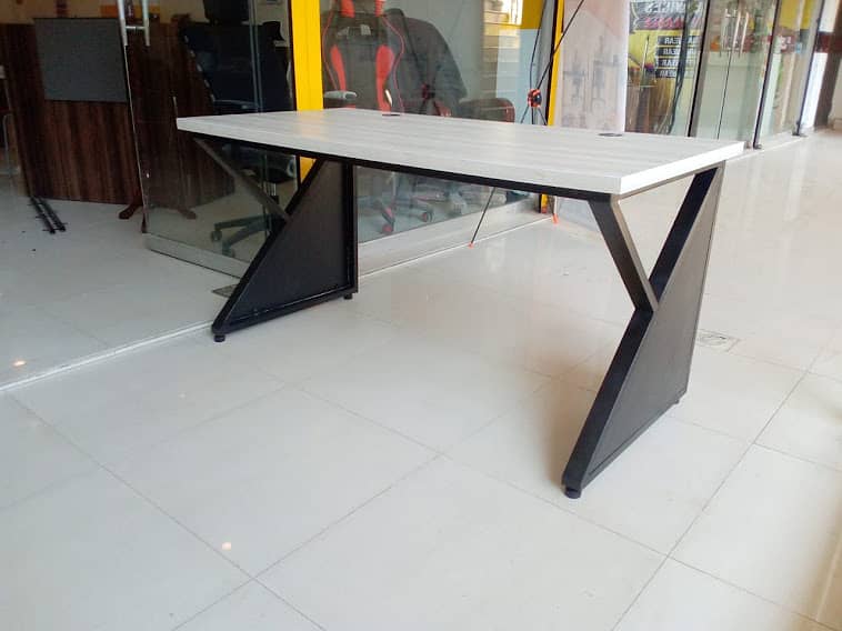 Executive Table/Manager Table 6