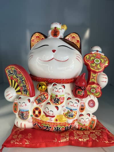 Ceramic JAPANESE CAT MANEKI NEKO SHOWPIECE Collectable