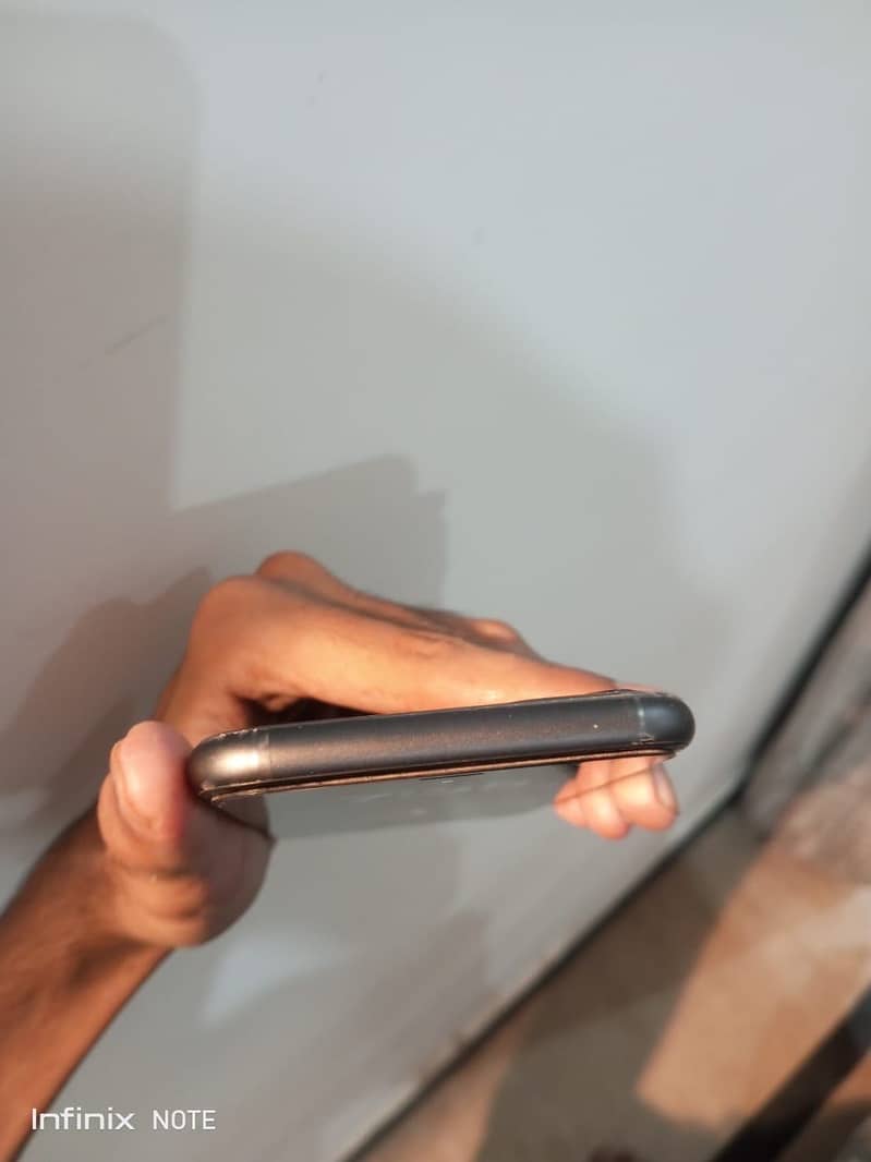 iPhone 11 4