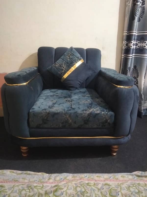 5 seater sofa 1 table 0