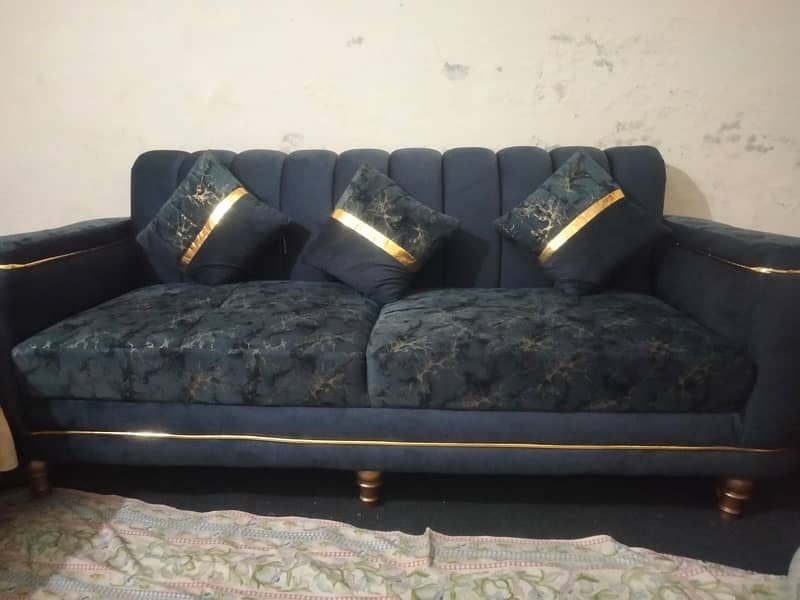 5 seater sofa 1 table 1
