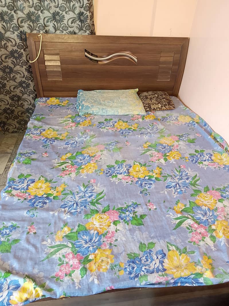 Queen size bed 0