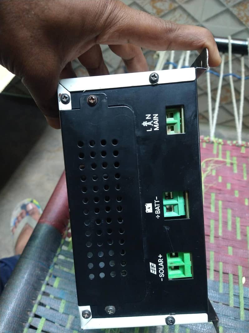 Simtek MPPT 80A solar charge controller 2