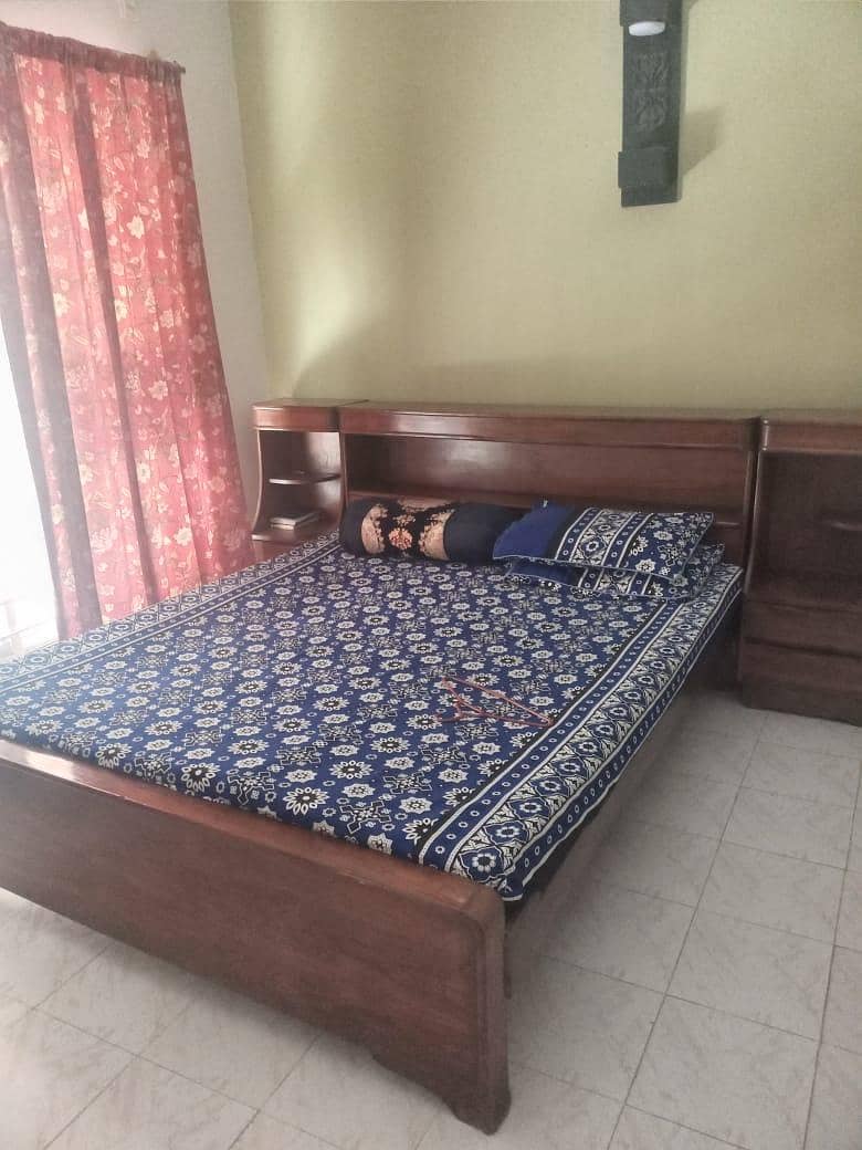A queen bed. 0