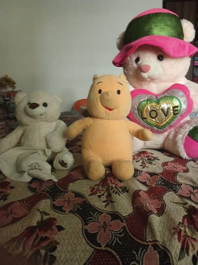 I m selling teddy bears set of three