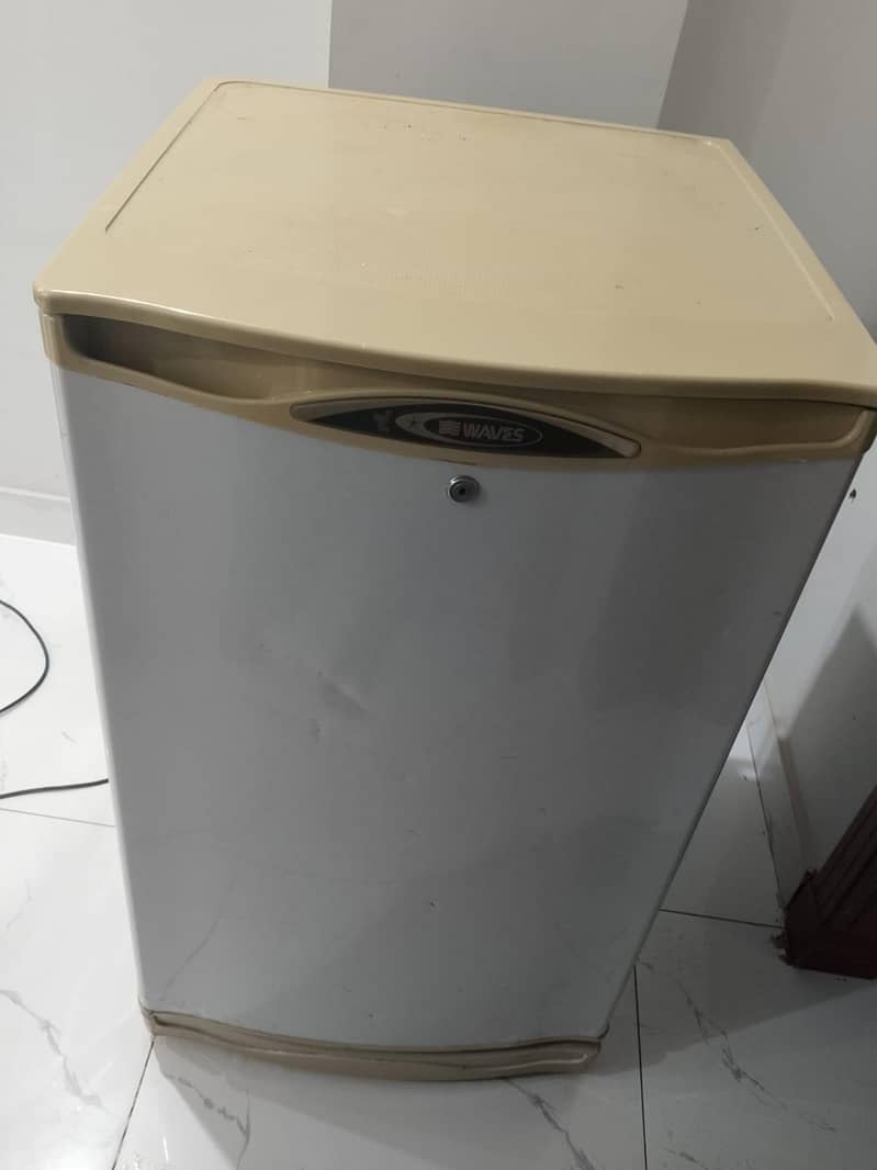 Mini fridge 0