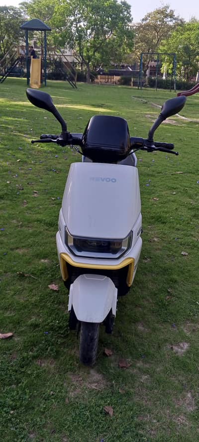 Revoo A12 electric Scooty