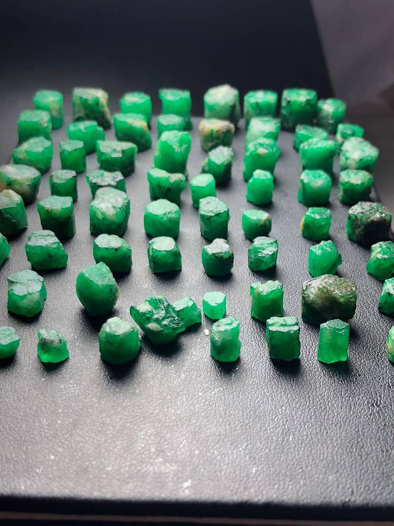 rough emerald stone 0