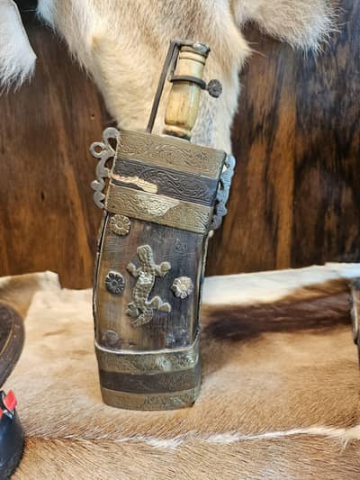 Antique 18th-century powder flask