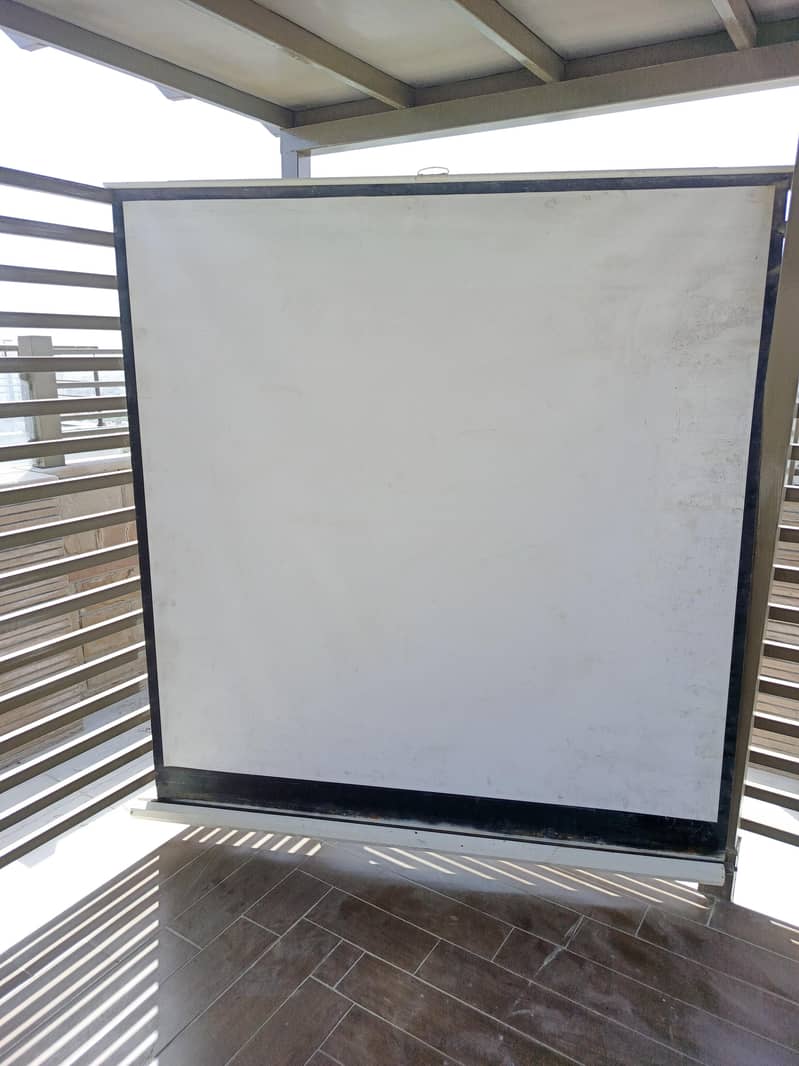 Tripod Screen projector 1