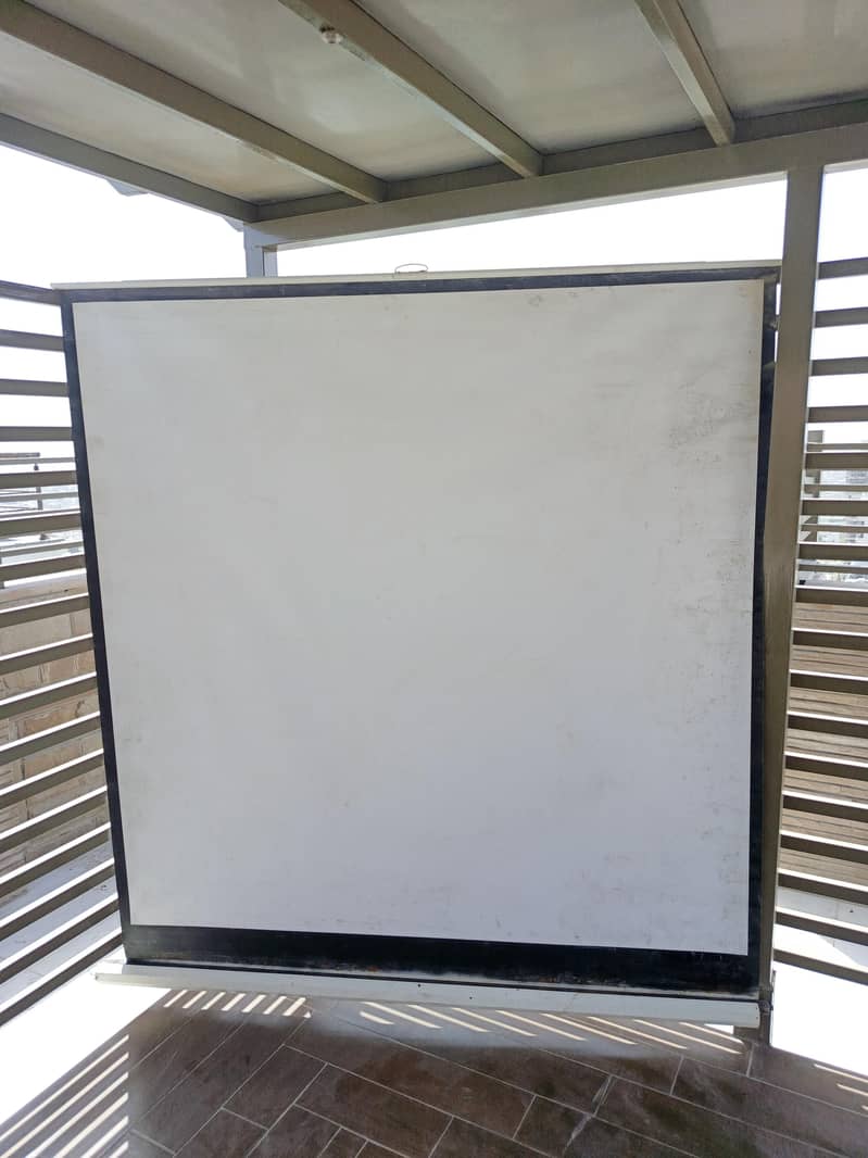 Tripod Screen projector 4