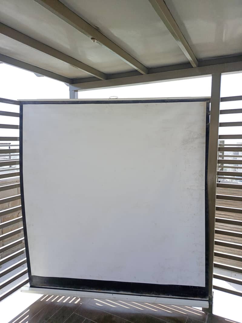 Tripod Screen projector 5
