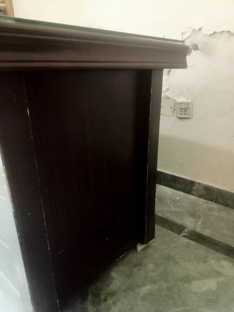 Solid office Table with clean glass on upper side. 5