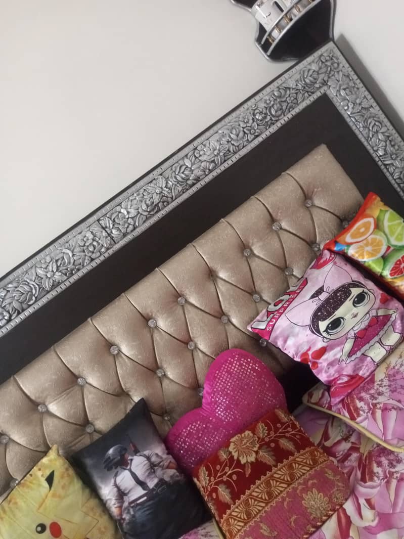 Bed, dressing and side tables 0