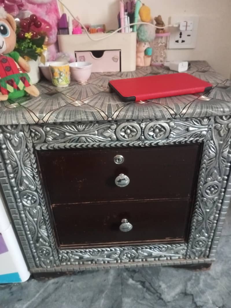 Bed, dressing and side tables 2