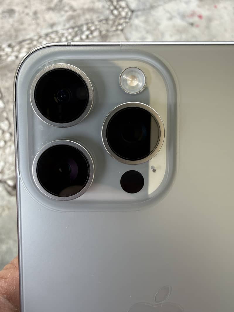 Apple iPhone 15 Pro Max 1
