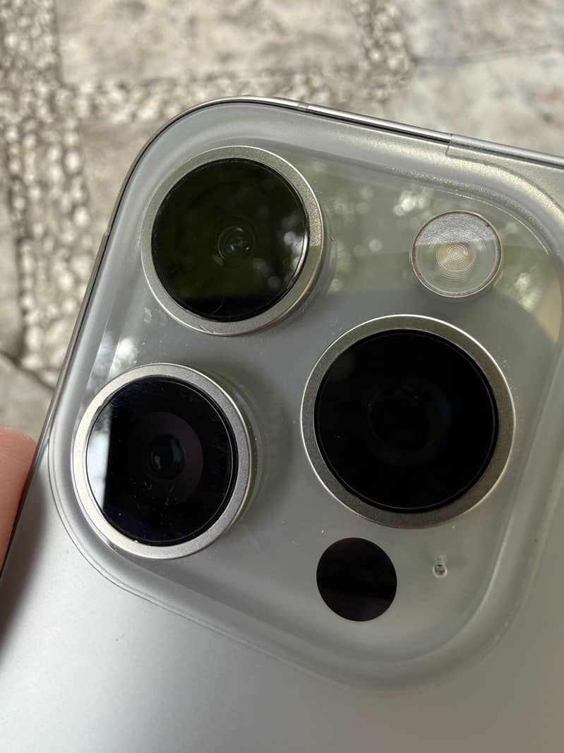 Apple iPhone 15 Pro Max 3