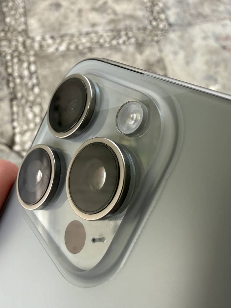 Apple iPhone 15 Pro Max 4