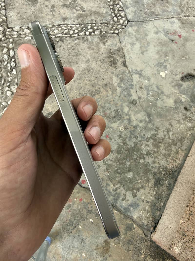 Apple iPhone 15 Pro Max 9