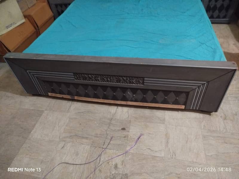 King size bed 0
