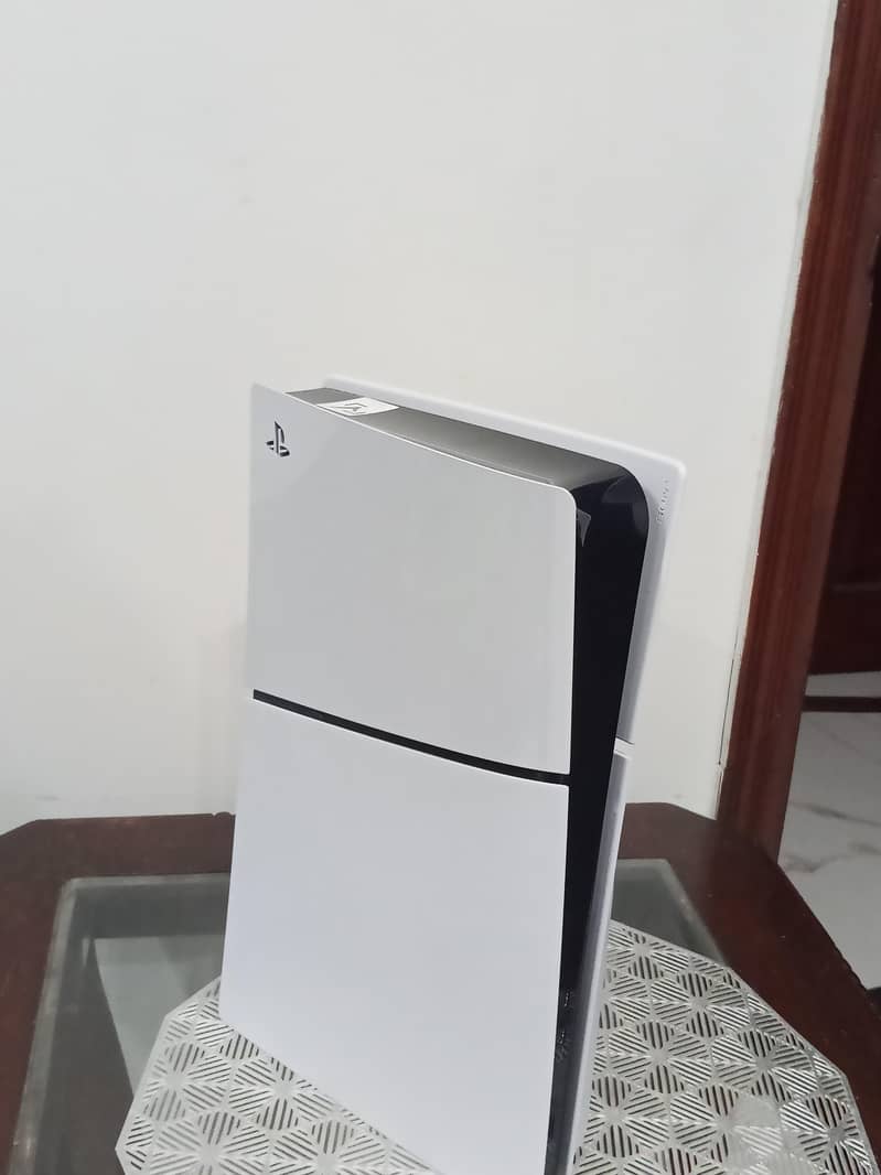 Playstation 5 ( UAE version)  console disc version with controller 2