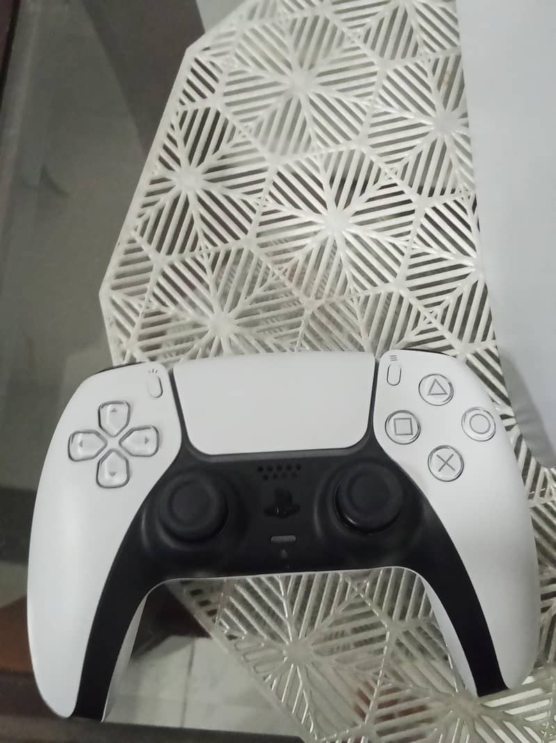 Playstation 5 ( UAE version)  console disc version with controller 4