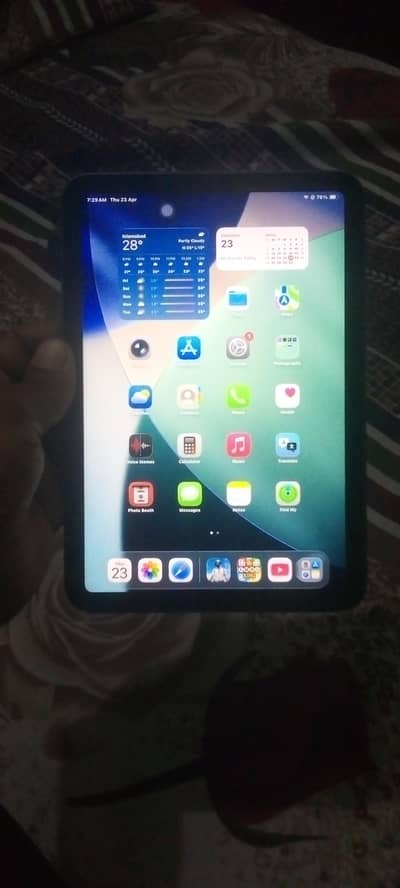 I pad mini 6 with 64gb full box 10/10 candion ha. .
