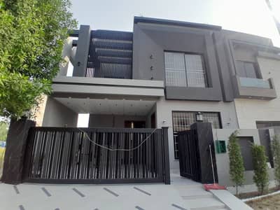 HOEST LOCATION OF BAHRIA ORCHARD BEAUTIFUL HOUSE 8 MARLA AVAILABLE FOR SALE