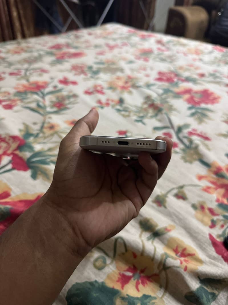 iPhone 15 pro 4