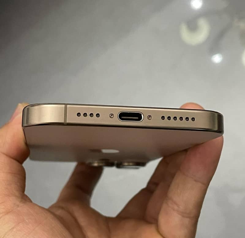 iPhone 16 Pro Max 2