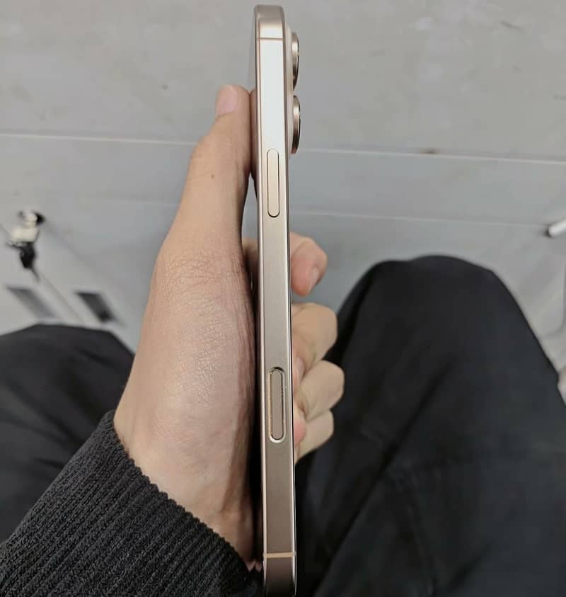 iPhone 16 Pro Max 3