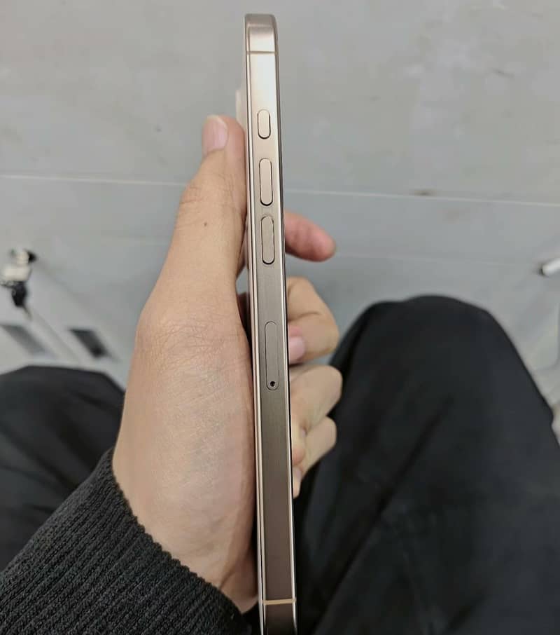 iPhone 16 Pro Max 4