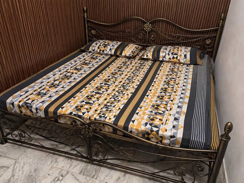 iron bed 0