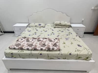Complete wooden bed set in white