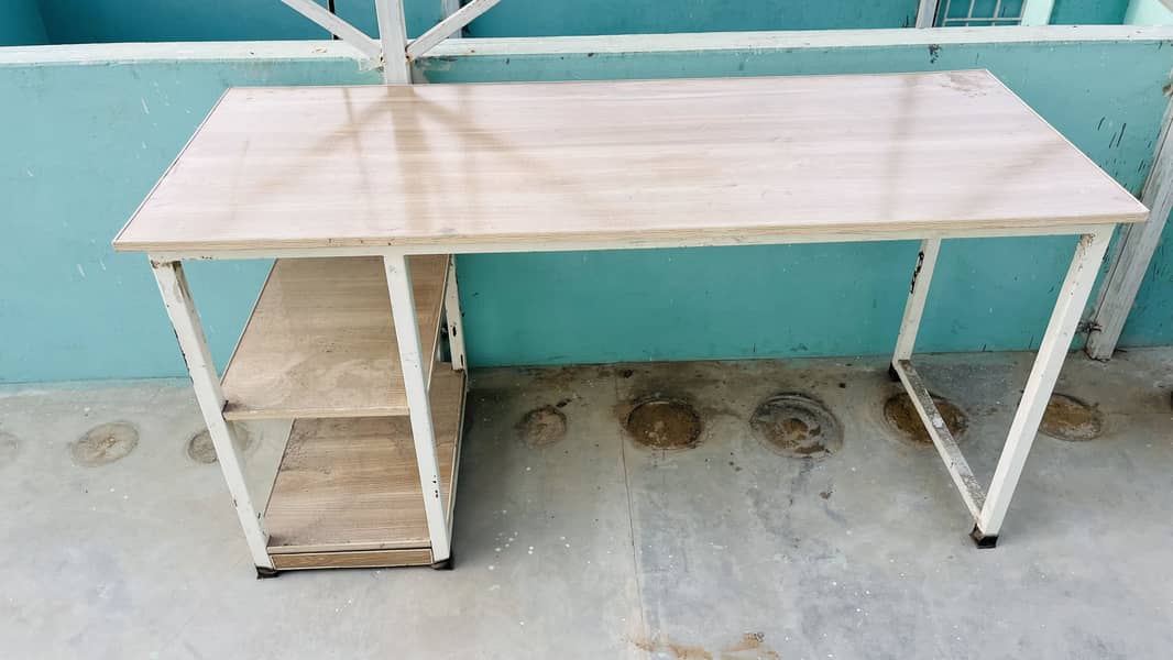 Computer table 0