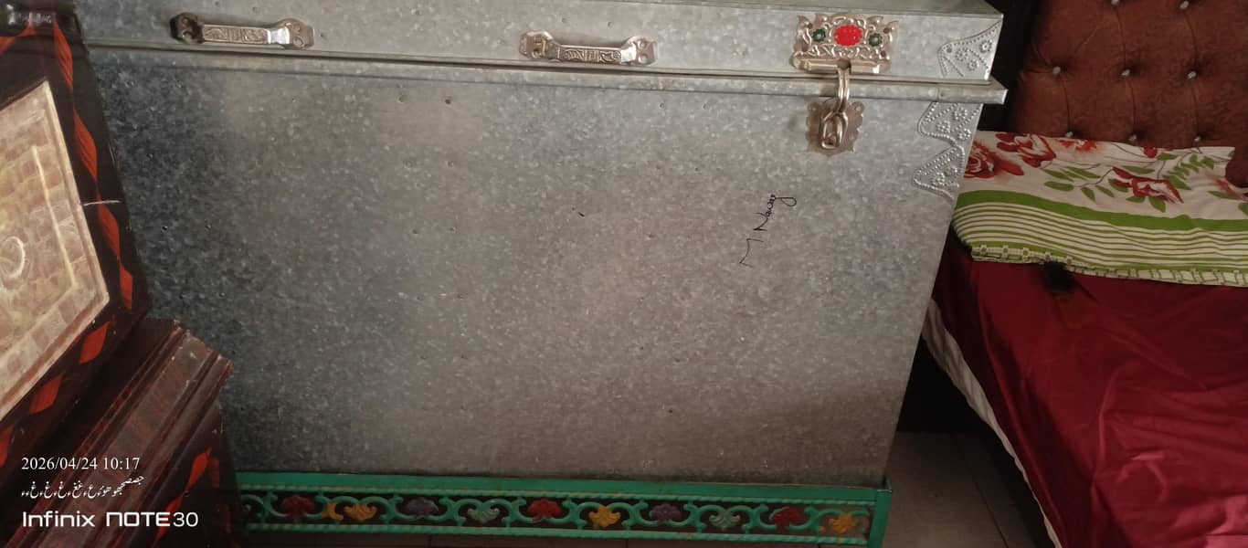 مضبوط سٹیل کی بڑی پیٹی + 2 ٹرنک بمعہ خوبصورت ڈیزائننگ سٹینڈ 0