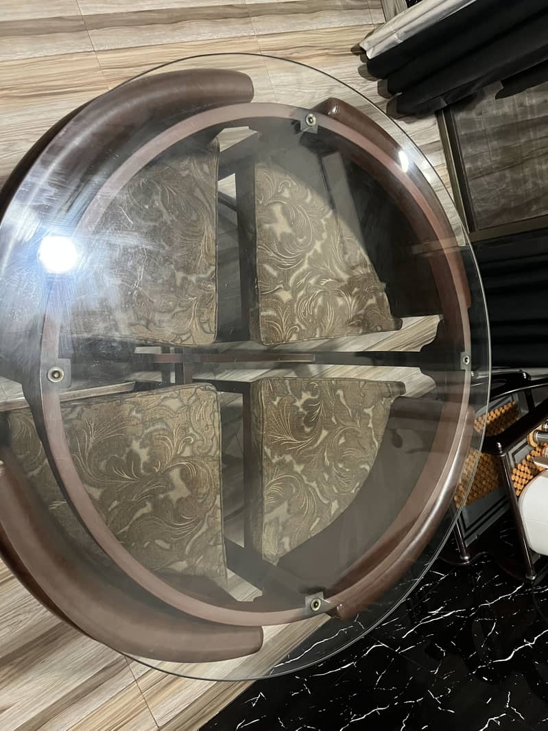 Round dining table 0